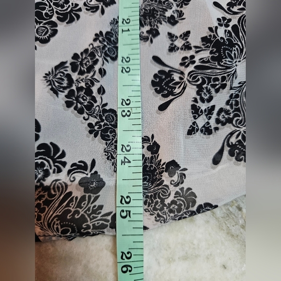 Chelsea & Theodore Woman 1X Black White Floral Peasant Blouse Sheer Ruffle Neck - Picture 7 of 7